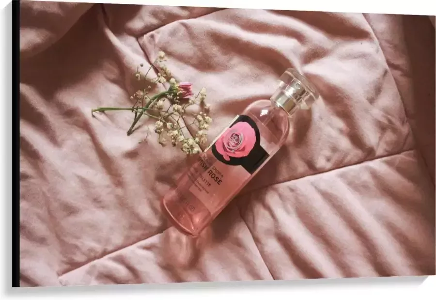 KuijsFotoprint Canvas Roze Bodymist op Bed 120x80cm Foto op Canvas Schilderij (Wanddecoratie op Canvas)