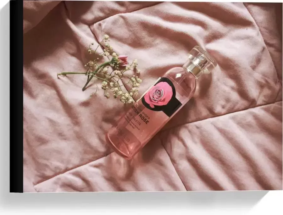 KuijsFotoprint Canvas Roze Bodymist op Bed 40x30cm Foto op Canvas Schilderij (Wanddecoratie op Canvas)