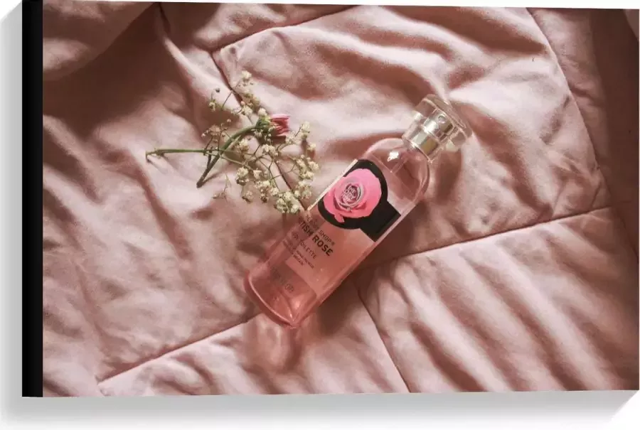 KuijsFotoprint Canvas Roze Bodymist op Bed 60x40cm Foto op Canvas Schilderij (Wanddecoratie op Canvas)