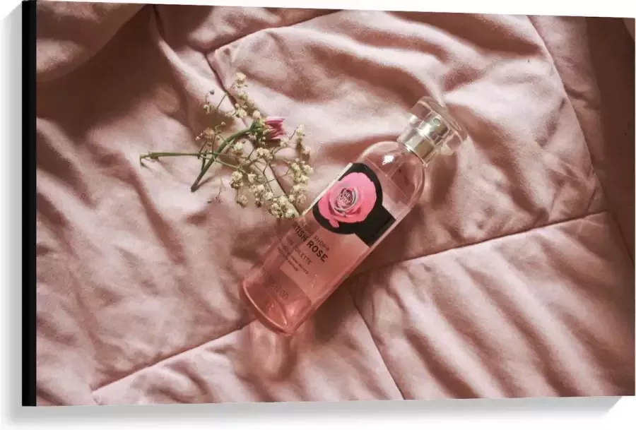 KuijsFotoprint Canvas Roze Bodymist op Bed 90x60cm Foto op Canvas Schilderij (Wanddecoratie op Canvas)