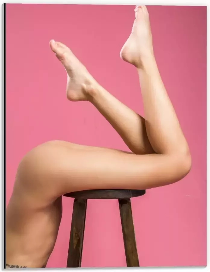 KuijsFotoprint Dibond Onderlichaam van Vrouw op Kruk met Roze achtergrond 30x40cm Foto op Aluminium (Wanddecoratie van metaal)