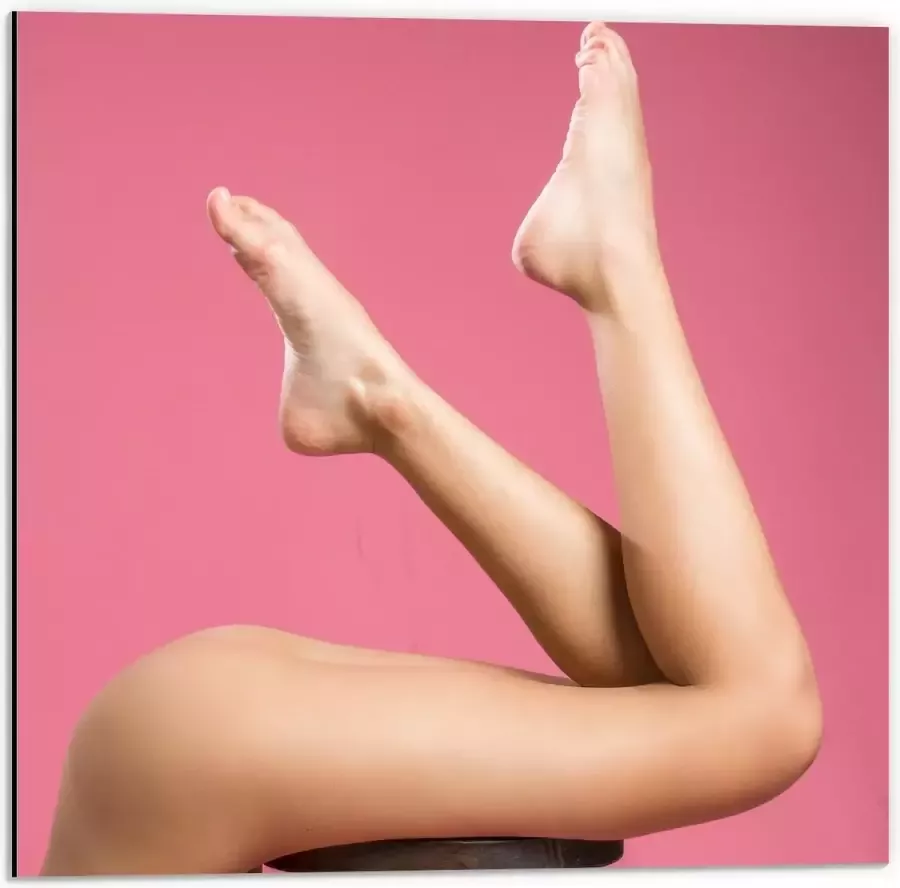 KuijsFotoprint Dibond Onderlichaam van Vrouw op Kruk met Roze achtergrond 50x50cm Foto op Aluminium (Wanddecoratie van metaal)