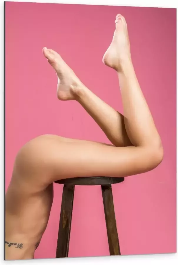 KuijsFotoprint Dibond Onderlichaam van Vrouw op Kruk met Roze achtergrond 80x120cm Foto op Aluminium (Met Ophangsysteem)