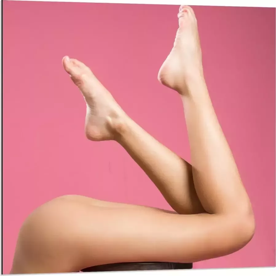 KuijsFotoprint Dibond Onderlichaam van Vrouw op Kruk met Roze achtergrond 80x80cm Foto op Aluminium (Wanddecoratie van metaal)