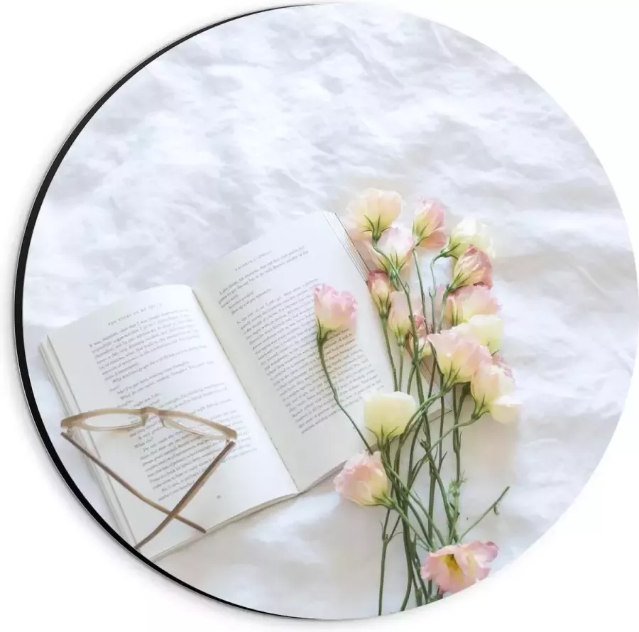 KuijsFotoprint Dibond Wandcirkel Boekje met Bril en Bloemen op Bed 20x20cm Foto op Aluminium Wandcirkel (met ophangsysteem)