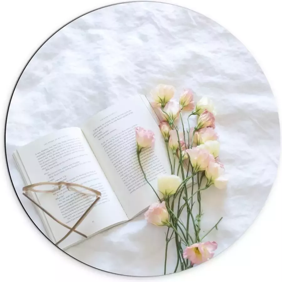 KuijsFotoprint Dibond Wandcirkel Boekje met Bril en Bloemen op Bed 70x70cm Foto op Aluminium Wandcirkel (met ophangsysteem)
