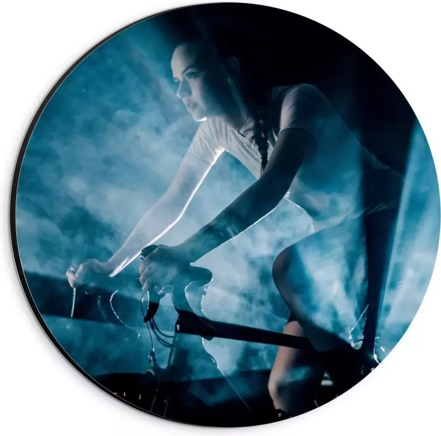 KuijsFotoprint Dibond Wandcirkel Fietsende Vrouw met Blauwe Lampen en Rook 20x20cm Foto op Aluminium Wandcirkel (met ophangsysteem)