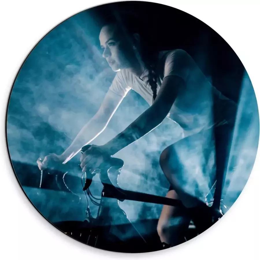 KuijsFotoprint Dibond Wandcirkel Fietsende Vrouw met Blauwe Lampen en Rook 30x30cm Foto op Aluminium Wandcirkel (met ophangsysteem)