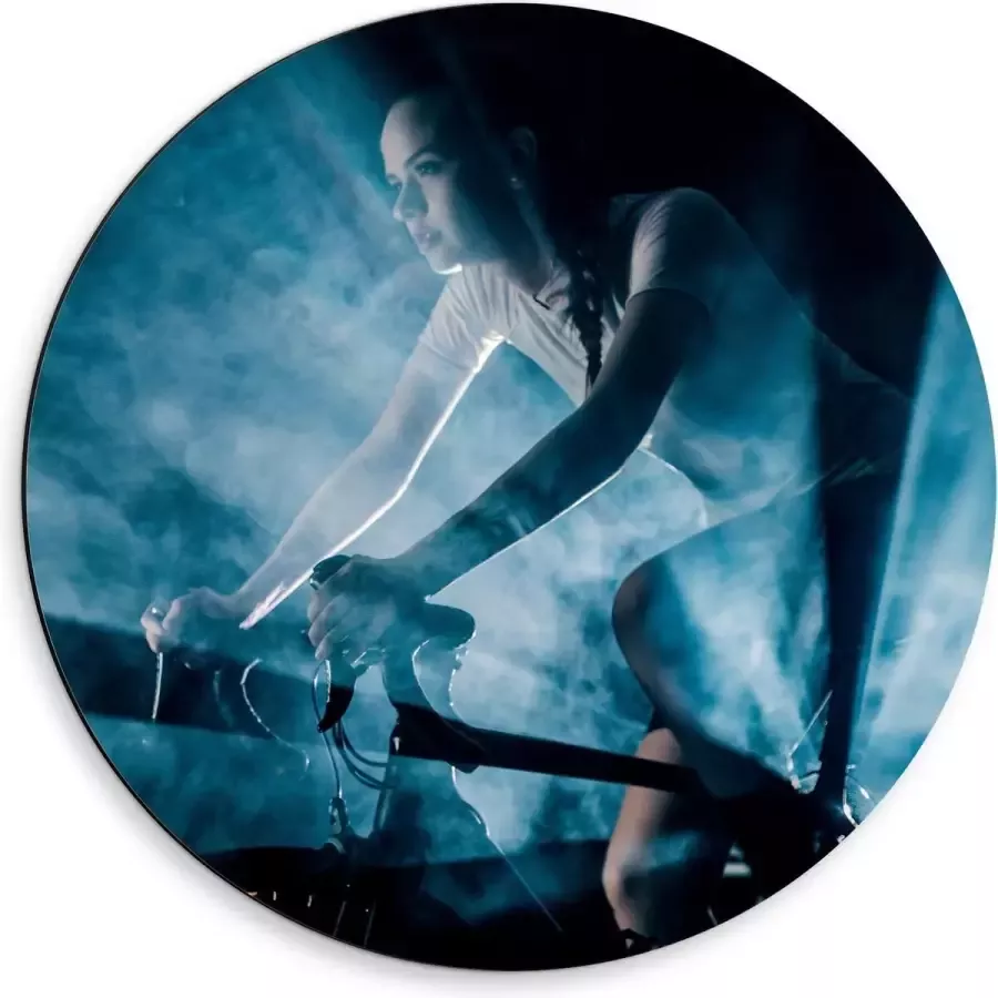 KuijsFotoprint Dibond Wandcirkel Fietsende Vrouw met Blauwe Lampen en Rook 50x50cm Foto op Aluminium Wandcirkel (met ophangsysteem)