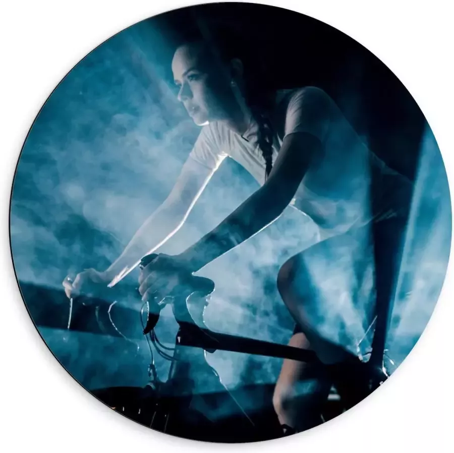 KuijsFotoprint Dibond Wandcirkel Fietsende Vrouw met Blauwe Lampen en Rook 60x60cm Foto op Aluminium Wandcirkel (met ophangsysteem)