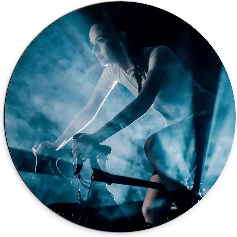 KuijsFotoprint Dibond Wandcirkel Fietsende Vrouw met Blauwe Lampen en Rook 70x70cm Foto op Aluminium Wandcirkel (met ophangsysteem)