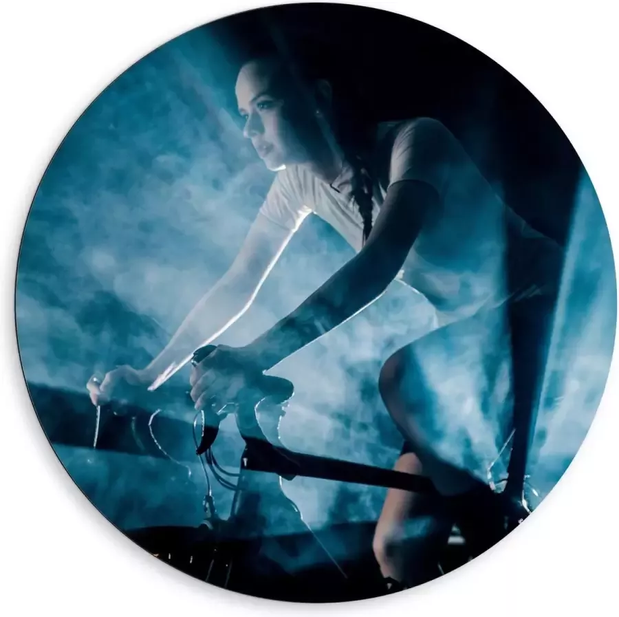 KuijsFotoprint Dibond Wandcirkel Fietsende Vrouw met Blauwe Lampen en Rook 80x80cm Foto op Aluminium Wandcirkel (met ophangsysteem)