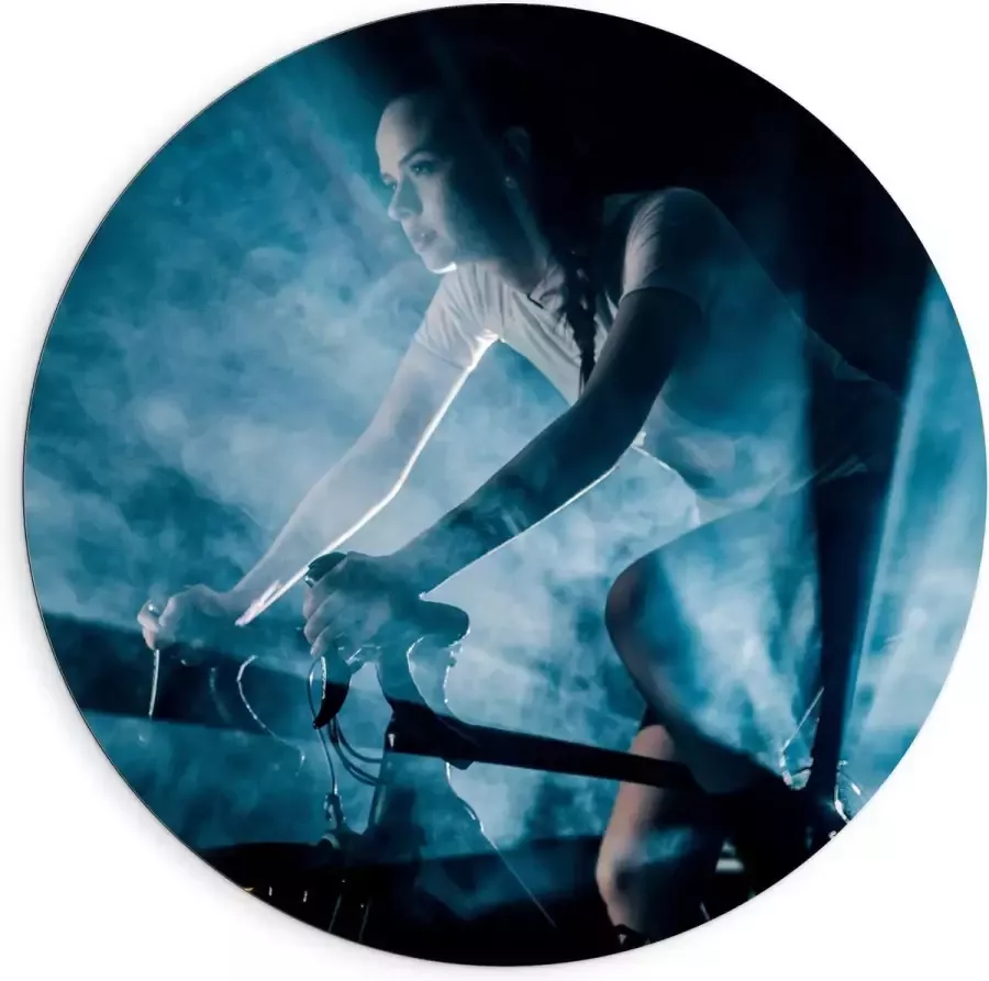 KuijsFotoprint Dibond Wandcirkel Fietsende Vrouw met Blauwe Lampen en Rook 90x90cm Foto op Aluminium Wandcirkel (met ophangsysteem)