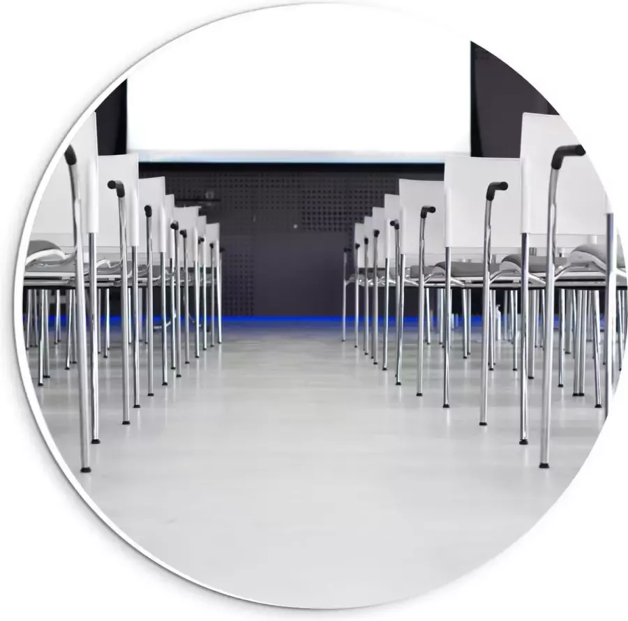 KuijsFotoprint Forex Wandcirkel Witte Rij Stoelen 20x20cm Foto op Wandcirkel (met ophangsysteem)