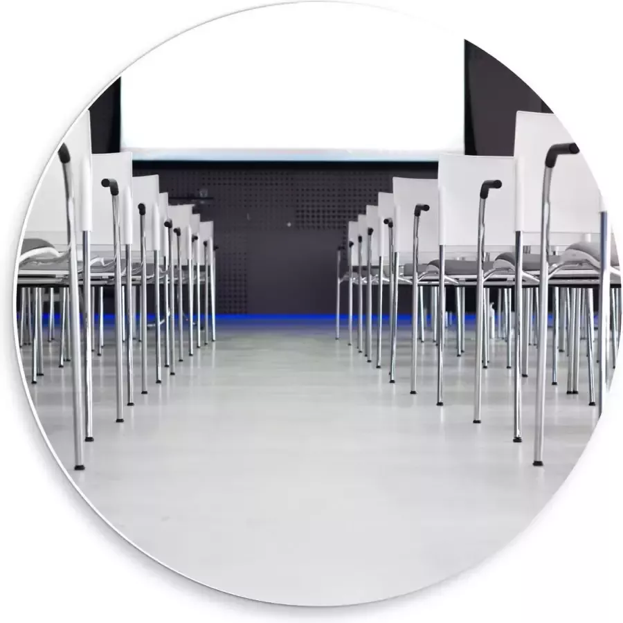 KuijsFotoprint Forex Wandcirkel Witte Rij Stoelen 50x50cm Foto op Wandcirkel (met ophangsysteem)