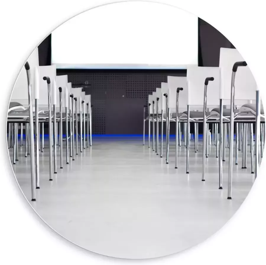 KuijsFotoprint Forex Wandcirkel Witte Rij Stoelen 80x80cm Foto op Wandcirkel (met ophangsysteem)