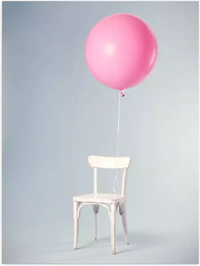 KuijsFotoprint Poster – Witte Stoel met Grote Roze Ballon 30x40cm Foto op Posterpapier