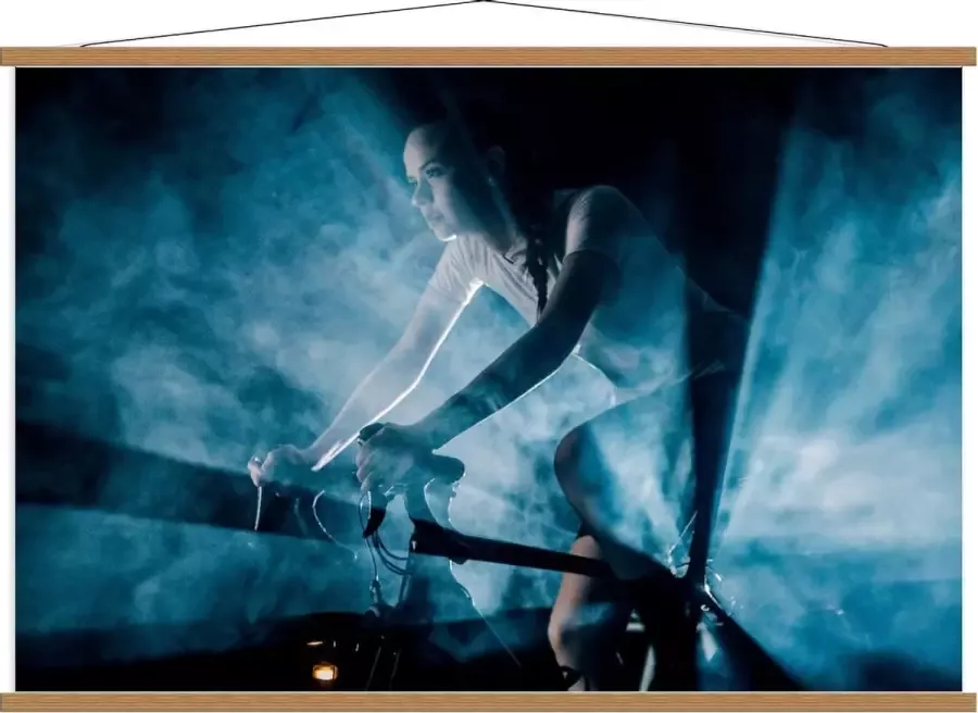 KuijsFotoprint Schoolplaat – Fietsende Vrouw met Blauwe Lampen en Rook 120x80cm Foto op Textielposter (Wanddecoratie op Schoolplaat)