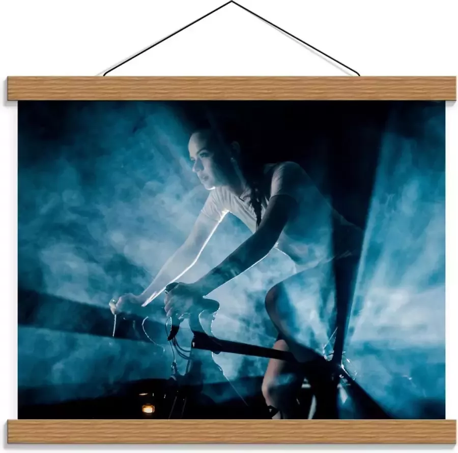 KuijsFotoprint Schoolplaat – Fietsende Vrouw met Blauwe Lampen en Rook 40x30cm Foto op Textielposter (Wanddecoratie op Schoolplaat)