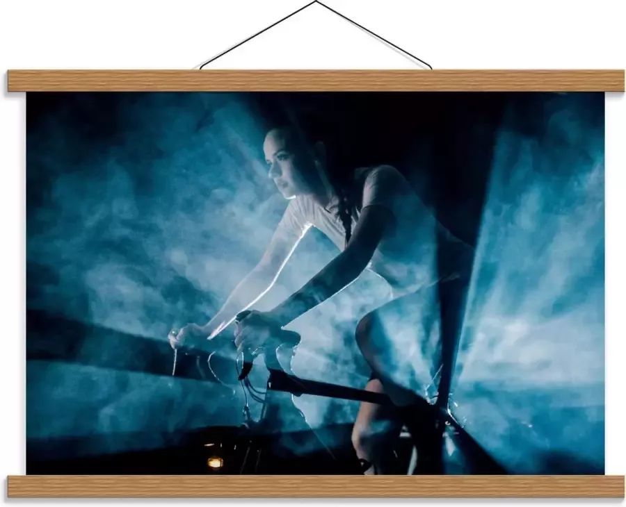 KuijsFotoprint Schoolplaat – Fietsende Vrouw met Blauwe Lampen en Rook 60x40cm Foto op Textielposter (Wanddecoratie op Schoolplaat)