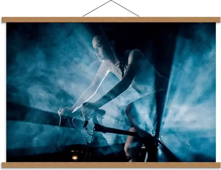 KuijsFotoprint Schoolplaat – Fietsende Vrouw met Blauwe Lampen en Rook 90x60cm Foto op Textielposter (Wanddecoratie op Schoolplaat)