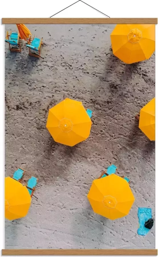 KuijsFotoprint Schoolplaat – Gele Parasols met Ligbedden 60x90cm Foto op Textielposter (Wanddecoratie op Schoolplaat)
