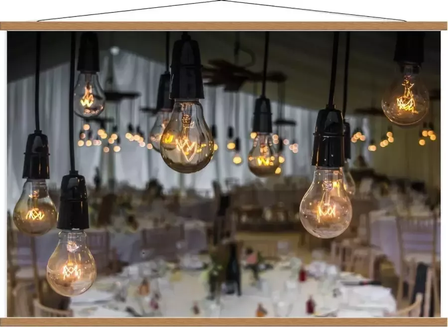 KuijsFotoprint Schoolplaat – Hangende Lampen in Restaurant 120x80cm Foto op Textielposter (Wanddecoratie op Schoolplaat)