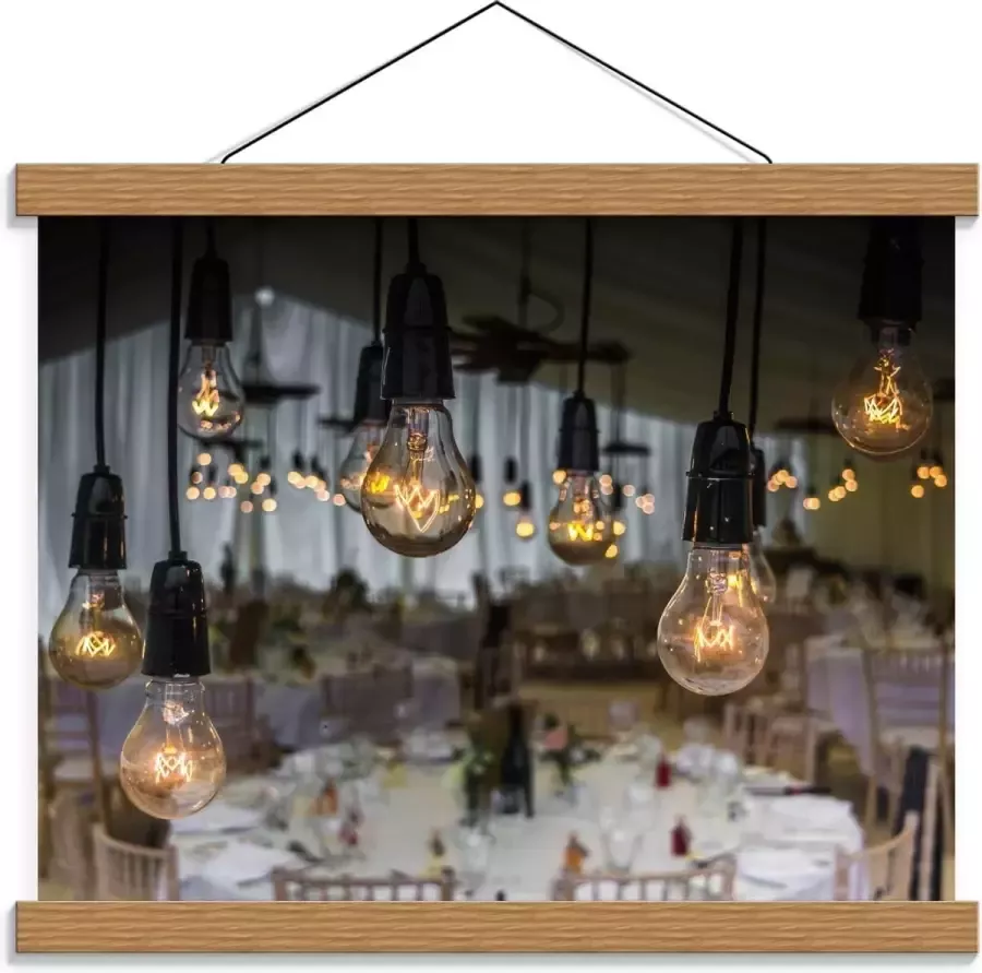 KuijsFotoprint Schoolplaat – Hangende Lampen in Restaurant 40x30cm Foto op Textielposter (Wanddecoratie op Schoolplaat)