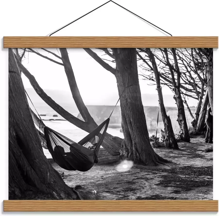 KuijsFotoprint Schoolplaat – Hangmat in Bos (zwart wit) 40x30cm Foto op Textielposter (Wanddecoratie op Schoolplaat)