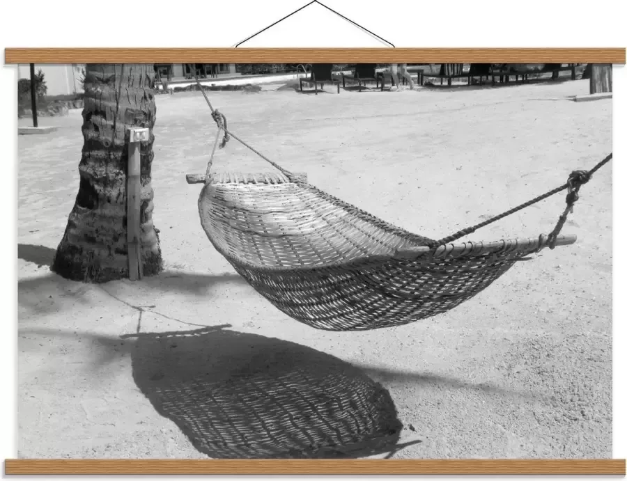 KuijsFotoprint Schoolplaat – Hangmat op Strand Zwart Wit 90x60cm Foto op Textielposter (Wanddecoratie op Schoolplaat)