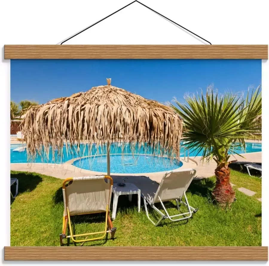 KuijsFotoprint Schoolplaat – Lig Bedden onder Parasol aan Zwembad 40x30cm Foto op Textielposter (Wanddecoratie op Schoolplaat)