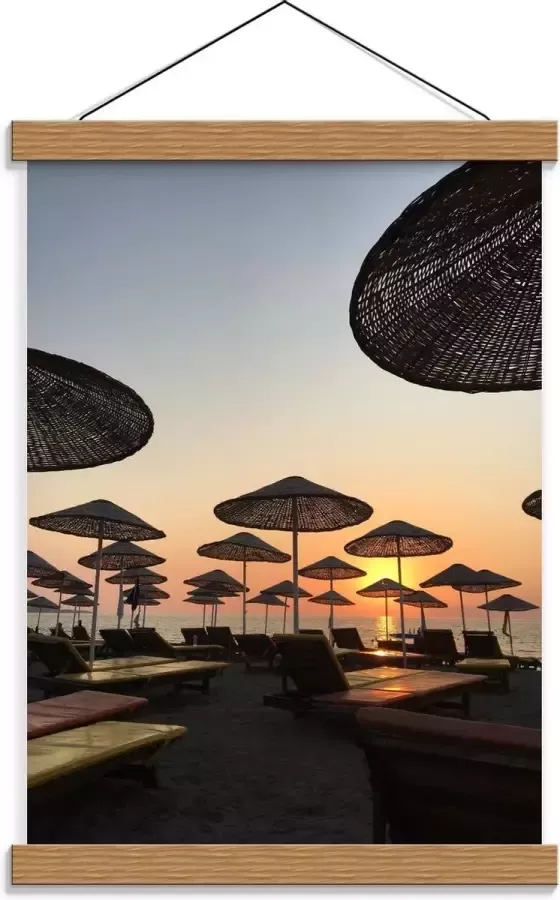 KuijsFotoprint Schoolplaat – Ligbedjes met Rieten Parasols 30x40cm Foto op Textielposter (Wanddecoratie op Schoolplaat)