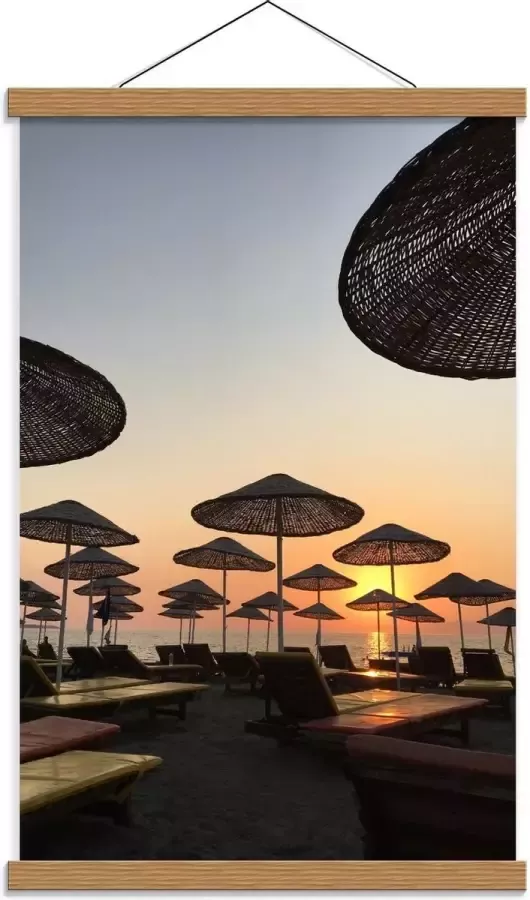 KuijsFotoprint Schoolplaat – Ligbedjes met Rieten Parasols 40x60cm Foto op Textielposter (Wanddecoratie op Schoolplaat)