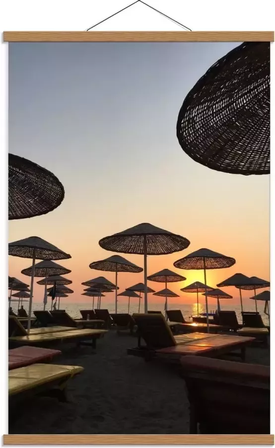 KuijsFotoprint Schoolplaat – Ligbedjes met Rieten Parasols 60x90cm Foto op Textielposter (Wanddecoratie op Schoolplaat)