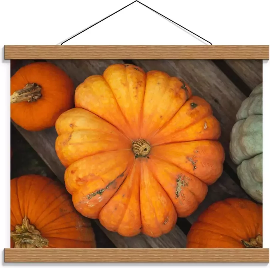 KuijsFotoprint Schoolplaat – Oranje Pompoenen op Tafel 40x30cm Foto op Textielposter (Wanddecoratie op Schoolplaat)