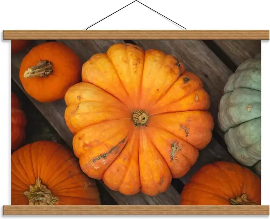 KuijsFotoprint Schoolplaat – Oranje Pompoenen op Tafel 60x40cm Foto op Textielposter (Wanddecoratie op Schoolplaat)
