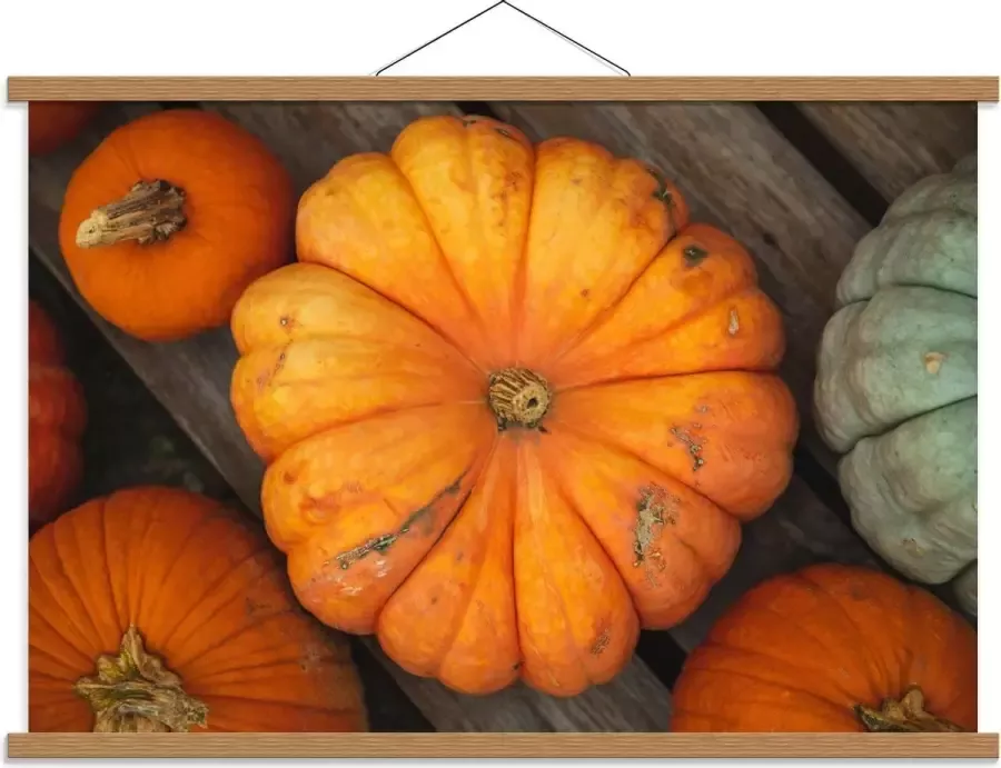 KuijsFotoprint Schoolplaat – Oranje Pompoenen op Tafel 90x60cm Foto op Textielposter (Wanddecoratie op Schoolplaat)