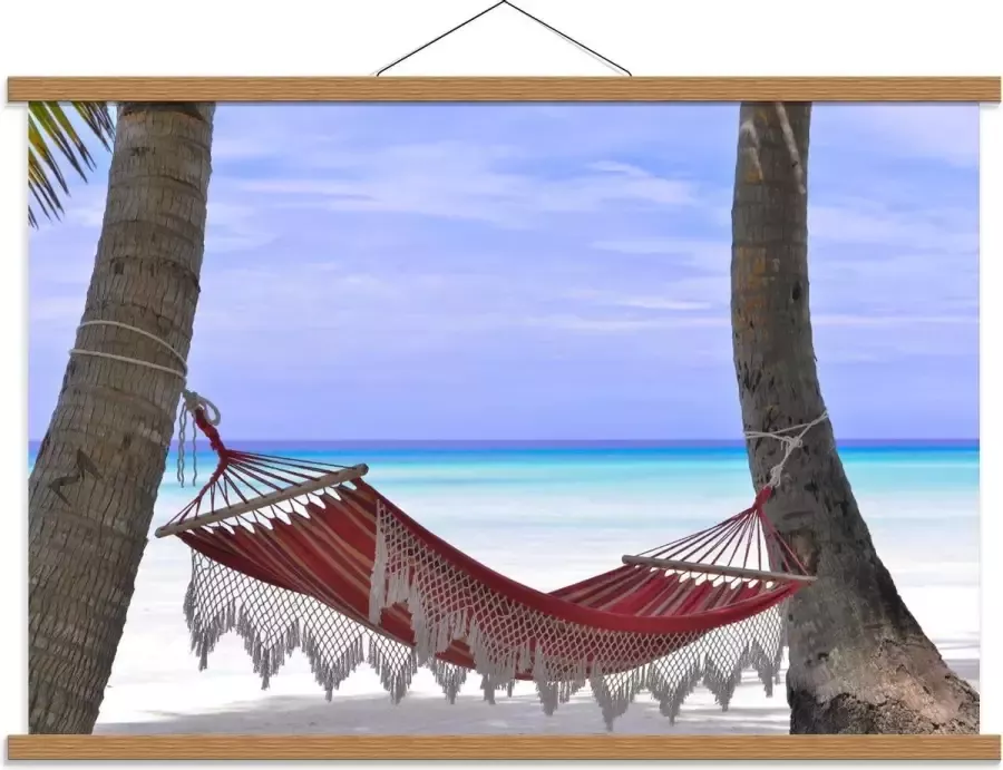 KuijsFotoprint Schoolplaat – Rode Hangmat Tussen Palmboom 90x60cm Foto op Textielposter (Wanddecoratie op Schoolplaat)