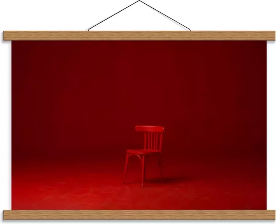KuijsFotoprint Schoolplaat – Rode Stoel in Rood Verlichte Kamer 60x40cm Foto op Textielposter (Wanddecoratie op Schoolplaat)