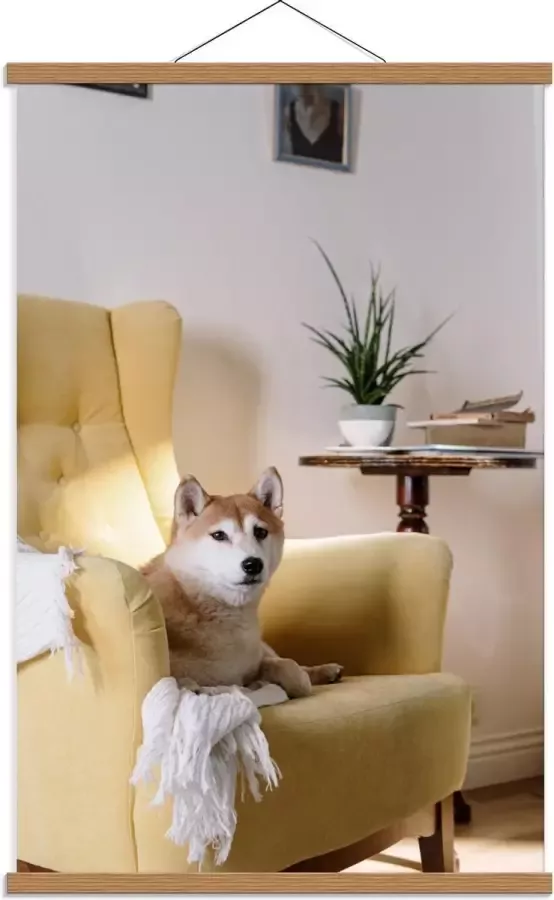 KuijsFotoprint Schoolplaat – Shiba inu Hond op Gele Stoel 60x90cm Foto op Textielposter (Wanddecoratie op Schoolplaat)