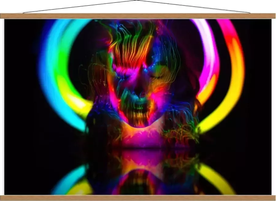 KuijsFotoprint Schoolplaat – Vrouw versierd met Felle Lampen 120x80cm Foto op Textielposter (Wanddecoratie op Schoolplaat)