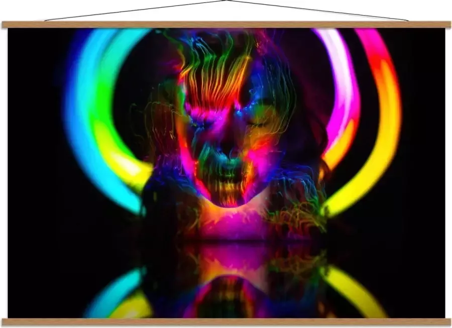 KuijsFotoprint Schoolplaat – Vrouw versierd met Felle Lampen 150x100cm Foto op Textielposter (Wanddecoratie op Schoolplaat)