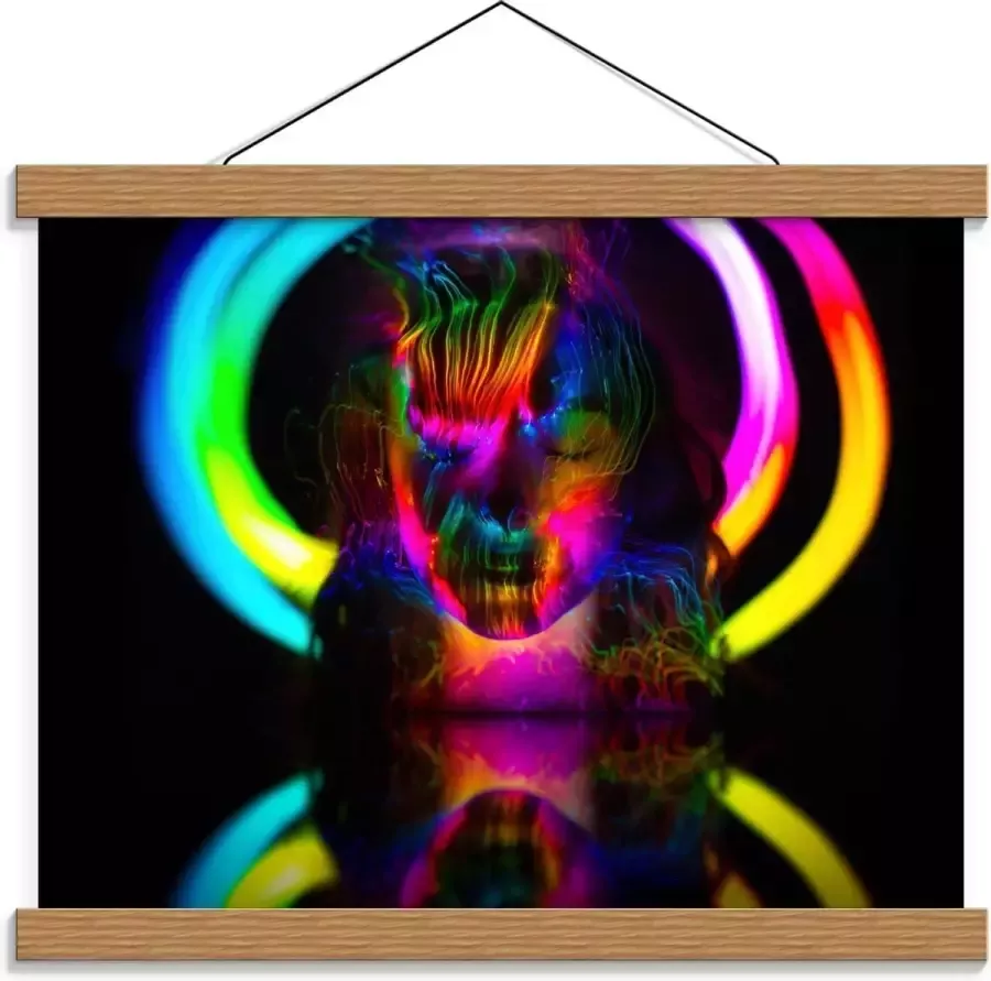 KuijsFotoprint Schoolplaat – Vrouw versierd met Felle Lampen 40x30cm Foto op Textielposter (Wanddecoratie op Schoolplaat)