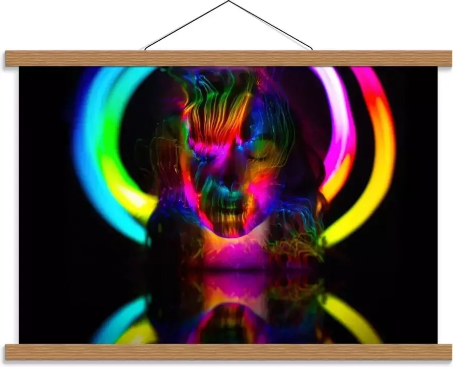 KuijsFotoprint Schoolplaat – Vrouw versierd met Felle Lampen 60x40cm Foto op Textielposter (Wanddecoratie op Schoolplaat)