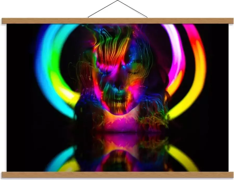 KuijsFotoprint Schoolplaat – Vrouw versierd met Felle Lampen 90x60cm Foto op Textielposter (Wanddecoratie op Schoolplaat)