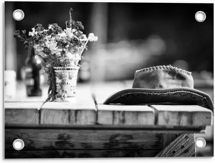 KuijsFotoprint Tuinposter – Bloemboeket met Hoed op Tafel (zwart wit) 40x30cm Foto op Tuinposter (wanddecoratie voor buiten en binnen)