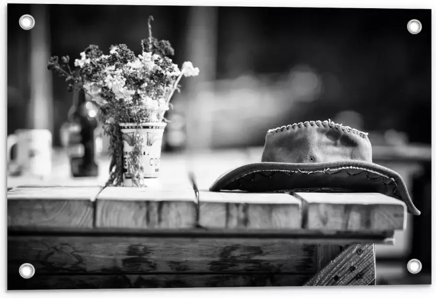 KuijsFotoprint Tuinposter – Bloemboeket met Hoed op Tafel (zwart wit) 60x40cm Foto op Tuinposter (wanddecoratie voor buiten en binnen)