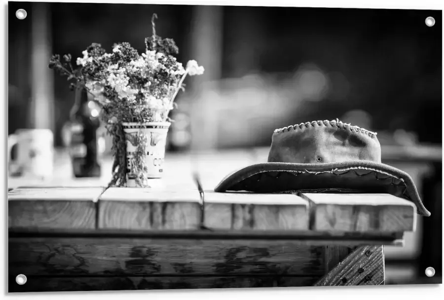 KuijsFotoprint Tuinposter – Bloemboeket met Hoed op Tafel (zwart wit) 90x60cm Foto op Tuinposter (wanddecoratie voor buiten en binnen)