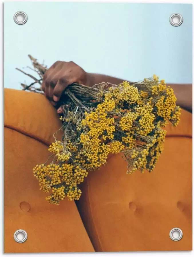 KuijsFotoprint Tuinposter – Geel Bloemboeket bij Oranje Bank 30x40cm Foto op Tuinposter (wanddecoratie voor buiten en binnen)