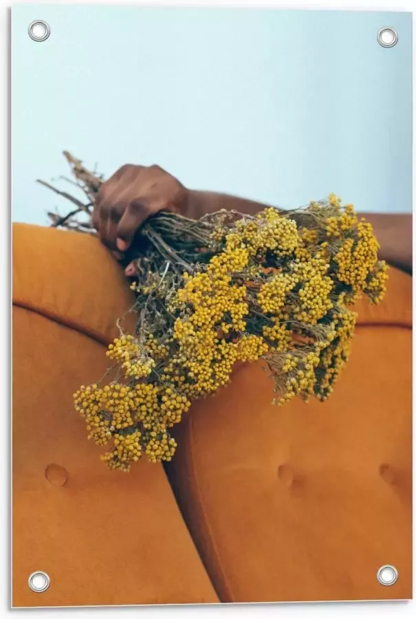 KuijsFotoprint Tuinposter – Geel Bloemboeket bij Oranje Bank 40x60cm Foto op Tuinposter (wanddecoratie voor buiten en binnen)